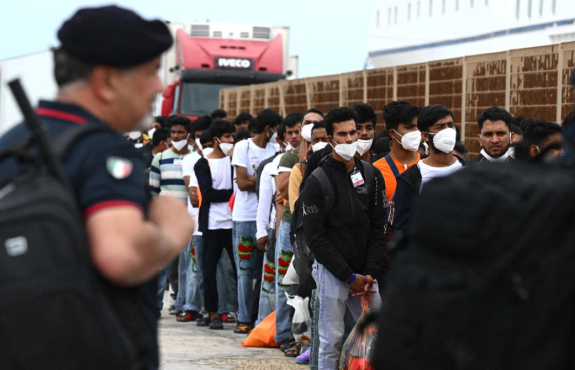 «Καραβιές» μεταναστών στη Λαμπεντούζα - Έφτασαν 7.000 μέσα σε 24 ώρες, βοήθεια ζητά η Μελόνι