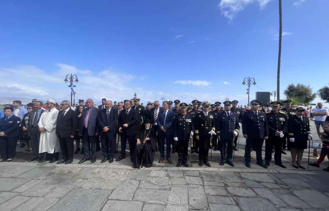 Η επιμνημόσυνη δέηση και η κατάθεση στεφάνων στο Ηρώο για τον Εορτασμό της 28ης Οκτωβρίου