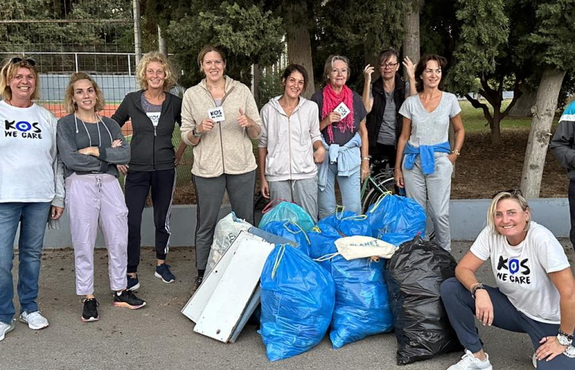 Ούτε μια, ούτε δύο... Τριανταπέντε σακούλες σκουπιδιών συγκέντρωσαν εθελοντές, μέσα σε μια ώρα, από τον δρόμο στο Ψαλίδι