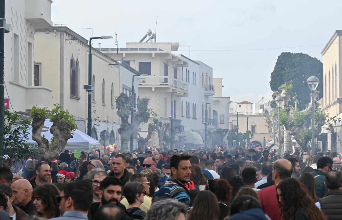 Πλήθος κόσμου στο Χριστουγεννιάτικο παζάρι στην πόλη της Κω - Δείτε φωτογραφίες και βίντεο