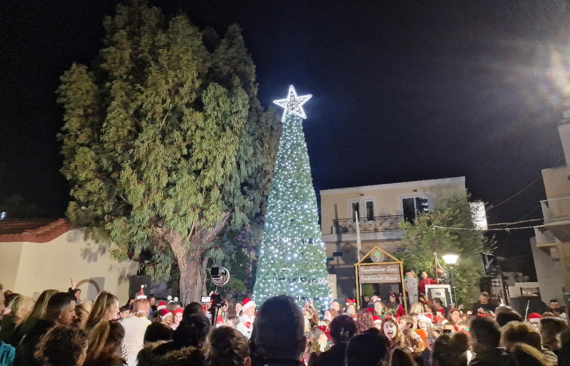 Το άναμμα του Χριστουγεννιάτικου δέντρου στο Πυλί - Δείτε φωτογραφίες και βίντεο