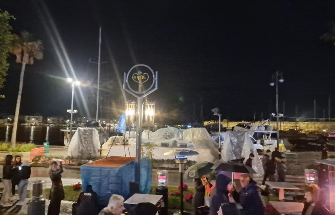 Αναβλήθηκε το άναμμα του Χριστουγεννιάτικου δέντρου λόγω καιρικών συνθηκών.