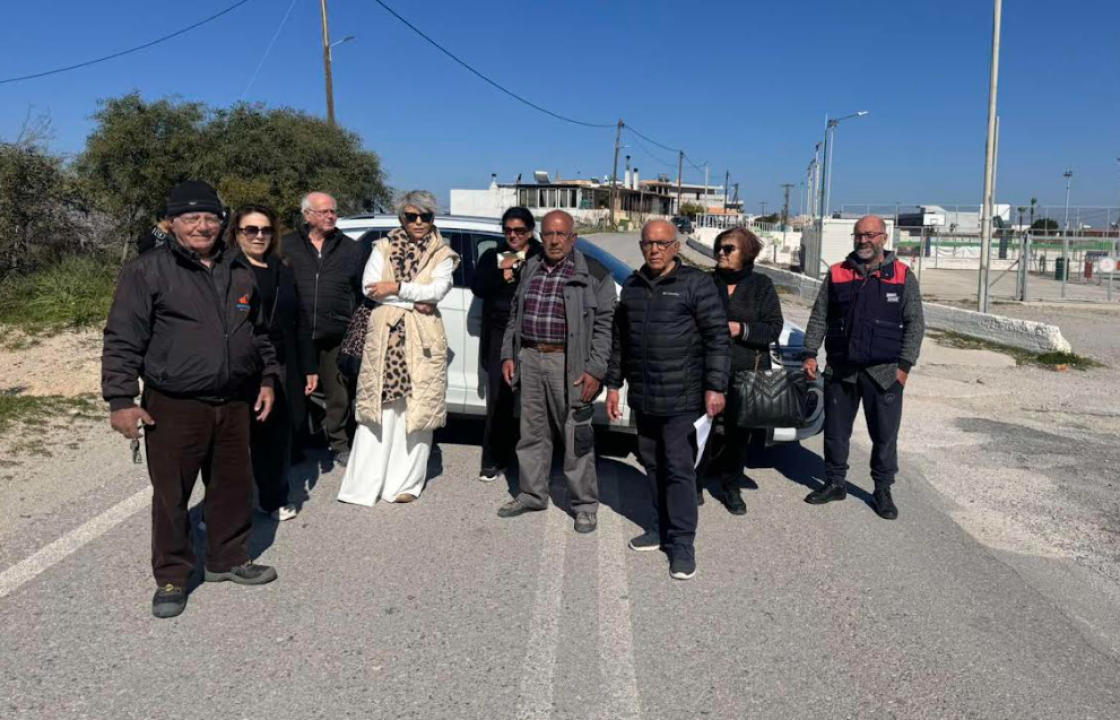 Οικογένεια από την Κέφαλο προχώρησε σε παράσταση διαμαρτυρίας - Έχουν περάσει 30χρονια και δεν έχουν αποζημιωθεί ακόμα για το κτήμα τους που απαλλοτριώθηκε