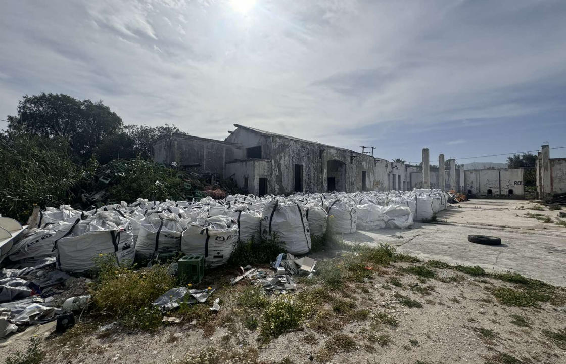 Παραμένουν εδώ και μήνες στον χώρο του παλιού οινοποιείου στην Ακτη Ζουρούδη , δεκάδες σάκοι με στοιχεία αμιάντου