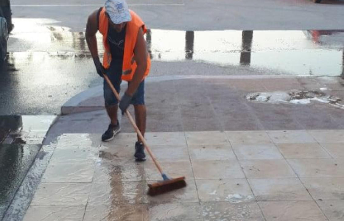 Δήμος Κω: Πλύσιμο πλατειών και πεζοδρόμων στο κέντρο της Κω - Να απελευθερώσουν τους κοινόχρηστους χώρους καλούνται οι επιχειρήσεις της περιοχής