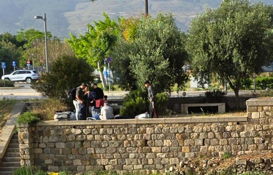 Αλλοδαποί με μικρά παιδιά κοιμούνται σε αρχαιολογικό χώρο στην πόλη της Κω