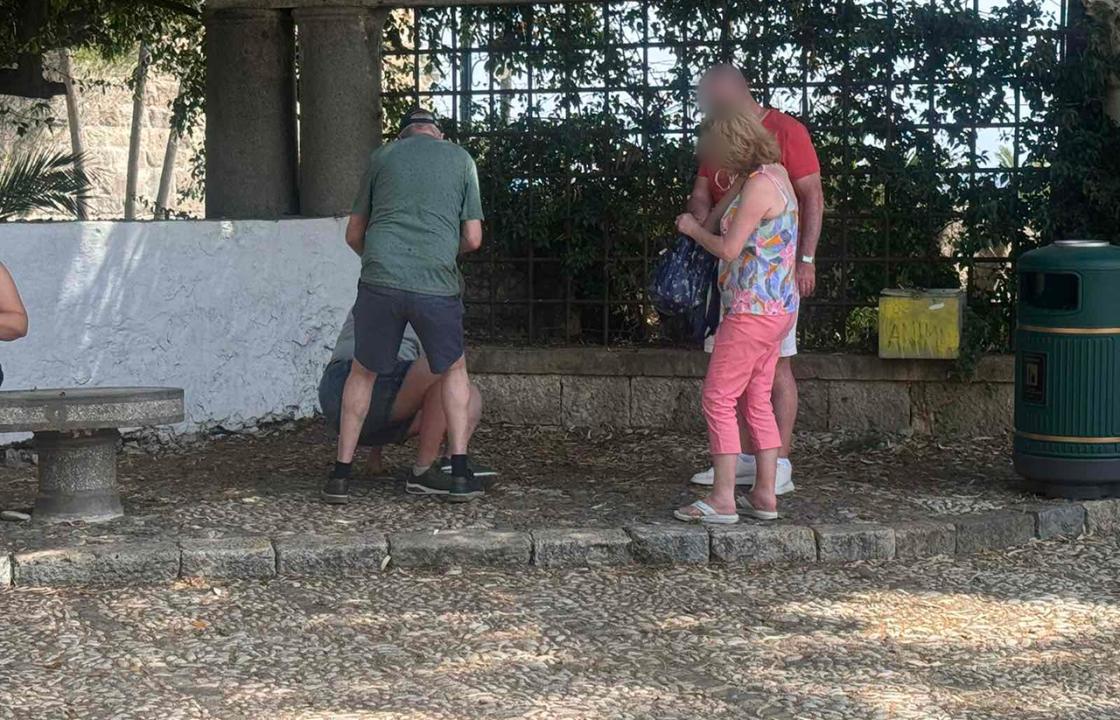 Σε κακή κατάσταση το βοτσαλωτό γύρω από τον Πλάτανο του Ιπποκράτη - Μόνο σήμερα, έπεσαν δύο τουρίστες