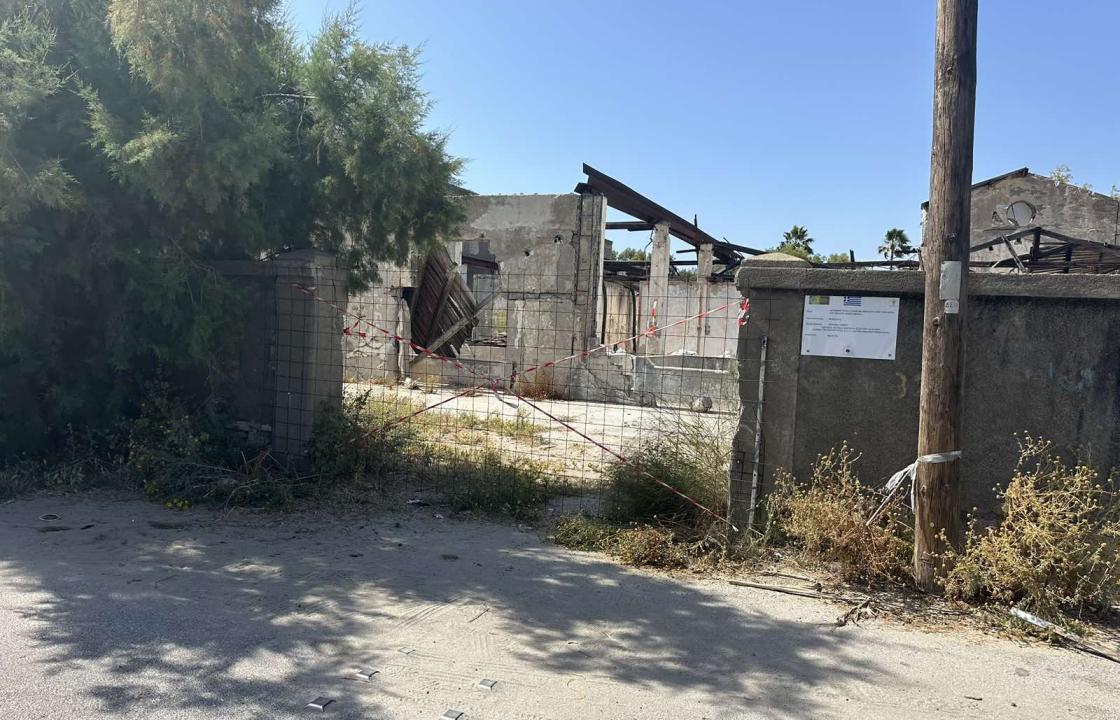 Παραμένουν δεκάδες σάκοι με στοιχεία αμιάντου στο Παλαιό Οινοποιείο Κω - Η κοινότητα &#039;&#039;έκλεισε&#039;&#039; την είσοδο επί της οδού Σοφοκλή Βενιζέλου