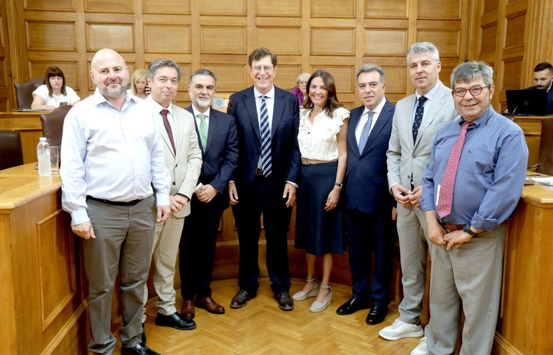 ΜΑΝΟΣ ΚΟΝΣΟΛΑΣ: «Η διάβρωση των ακτών απειλεί τις νησιωτικές και παράκτιες περιοχές της χώρας»