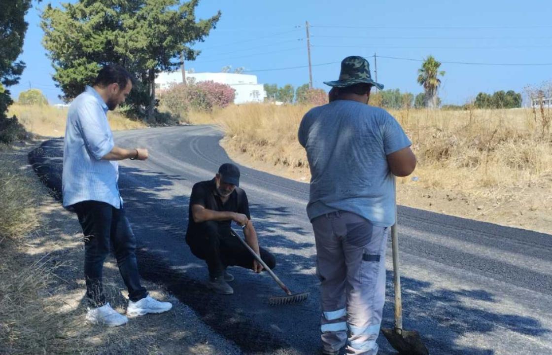 Εργασίες ασφαλτόστρωσης στο Μαστιχάρι, σε τμήμα του δρόμου που είχε υποστεί βλάβες