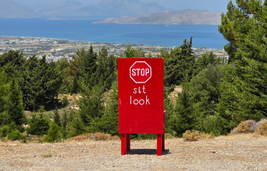 &#039;&#039;STOP - SIT - LOOK&#039;&#039; - Η κόκκινη καρέκλα με το ωραίο μήνυμα που βρίσκεται στον δρόμο από το Πλατάνι προς το ορεινό Ασφενδιού και έχει κερδίσει τις εντυπώσεις