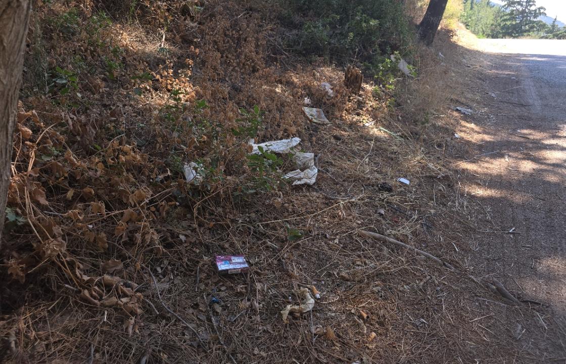 Εικόνες ντροπής στο πάρκινγκ των λεωφορείων και των οχημάτων για transfer, στη Ζιά