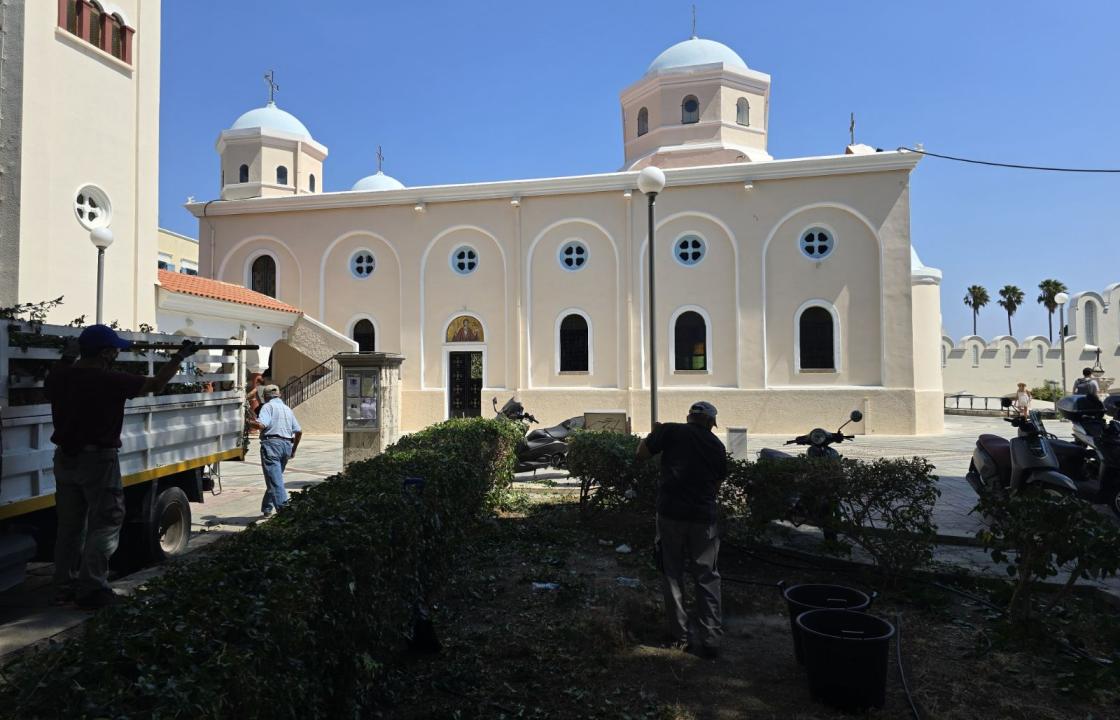 Εργασίες στο πάρκο δίπλα στην Αγία Παρασκευή, στην πόλη της Κω