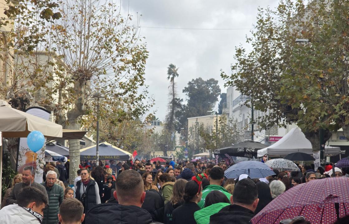 Μεγάλη η προσέλευση του κόσμου στο χριστουγεννιάτικο παζάρι στην πόλη της Κω παρά τη βροχή