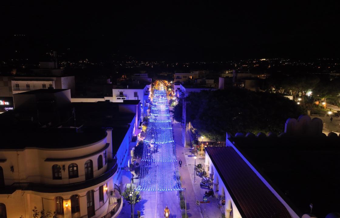Ολοκληρώθηκε η τοποθέτηση της φωτεινής κουρτίνας στην Βασιλέως Παύλου - Δείτε φωτογραφίες