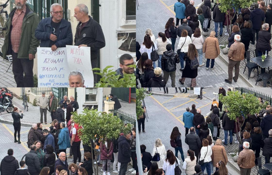 Η συγκέντρωση διαμαρτυρίας έξω από το Νοσοκομείο Κω