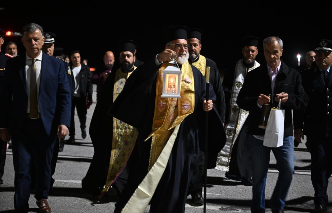Με κατάνυξη και συγκίνηση η άφιξη του Αγίου Φωτός στην Κω