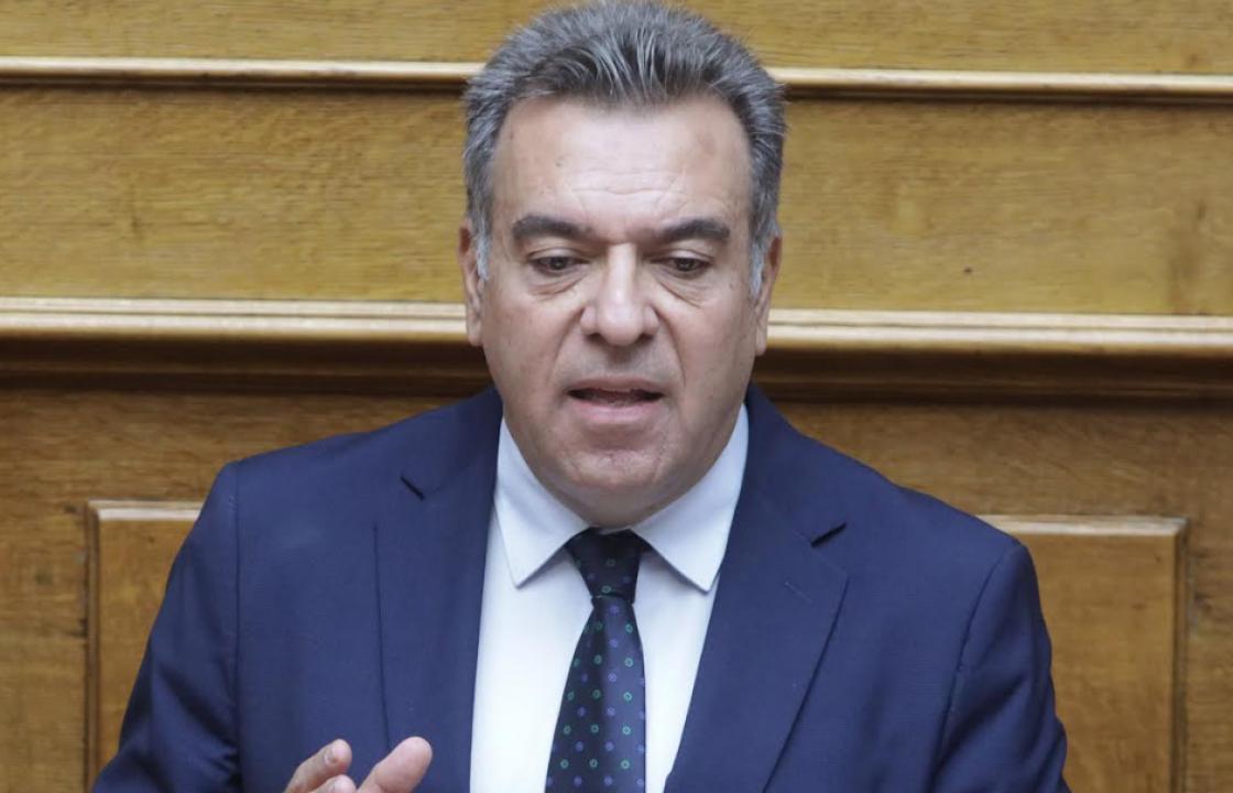ΜΑΝΟΣ ΚΟΝΣΟΛΑΣ: «1.000 ακόμα στο πρόγραμμα απασχόλησης ανέργων άνω των 55 ετών στους Δήμους»