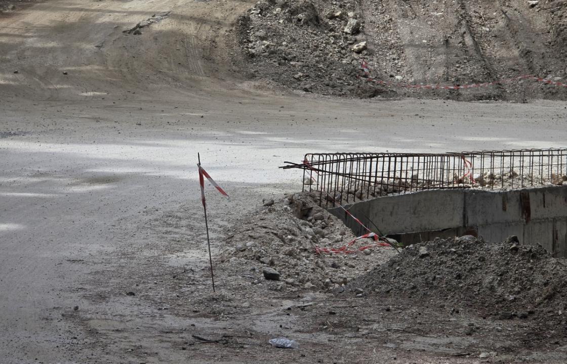 Ημιτελές το έργο στο δρόμο που ενώνει Ζιά με Ασώματο - Μεγάλη η επικινδυνότητα και από τα σίδερα που προεξέχουν