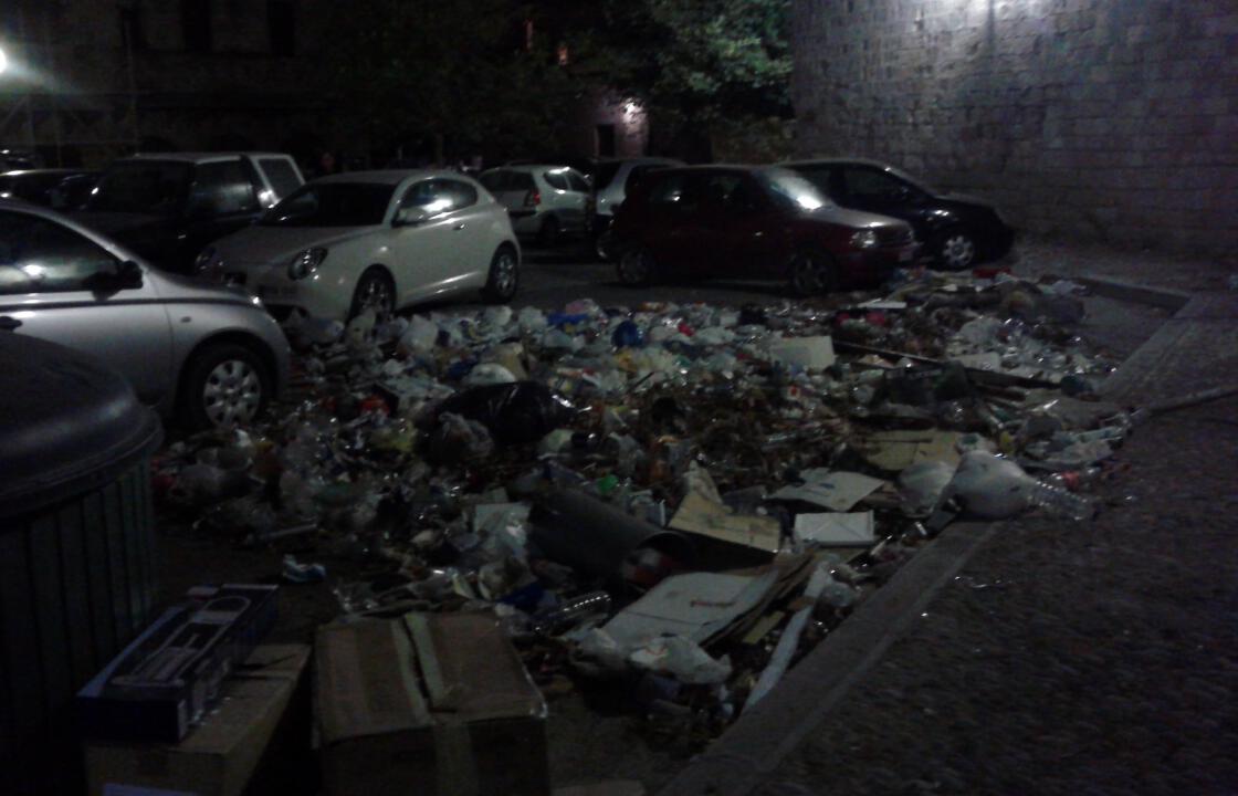 Ιδού το αίσχος της Μεσαιωνικής Πόλης στη Ρόδο! Αντί να μαζέψουν τα σκουπίδια, ασχολούνται με ...υψηλή πολιτική