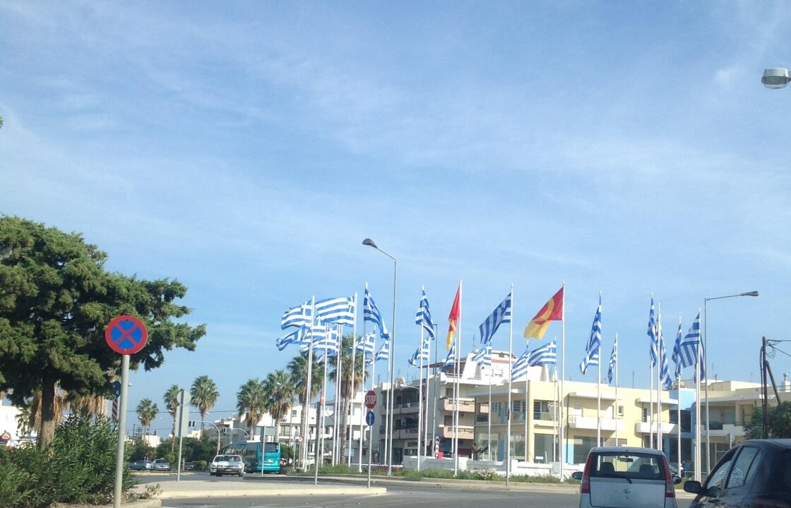 Αναγνώστης:τελικά ο Καισερλης σας κάνει ότι,τι θέλει.Οι σημαίες του δεσπόζουν σε όλο το νησί
